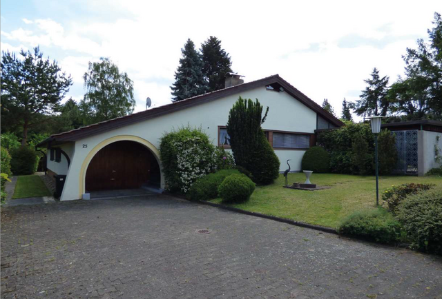 Farbfoto: Außenansicht Raiffeisenstraße 25, Komfort-Landhaus - copyright:denk mal!-Tour Hohenwart