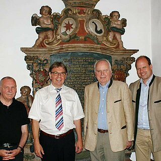 Vor dem Epitaph ihrer Vorfahren beim Besuch am 25.07.2013: Clemens Graf Leutrum von Ertingen, Karl Magnus Graf Leutrum von Ertingen mit Ortsvorsteher Nestler und Franz Littmann (von rechts).