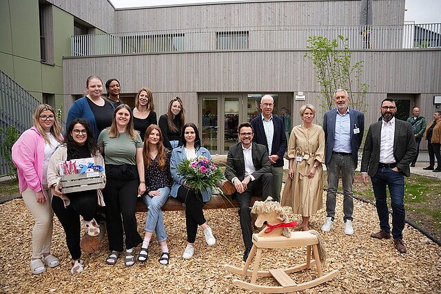 Gruppenbild vor der neuen Holz-Kita