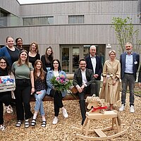 Gruppenbild vor der neuen Holz-Kita