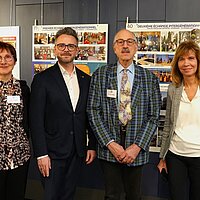 Gruppenbild: V.l.: Christiane Poirot (von "Les Amis de Pforzheim"), Peter Boch, Christian Claudel  (von "Les Amis de Pforzheim"), Monika Finna (Städtepartnerschaftskoordinatorin).