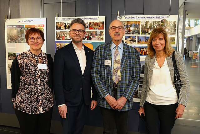 Gruppenbild: V.l.: Christiane Poirot (von "Les Amis de Pforzheim"), Peter Boch, Christian Claudel  (von "Les Amis de Pforzheim"), Monika Finna (Städtepartnerschaftskoordinatorin).