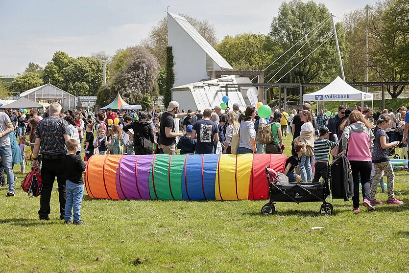 Spielender Kinder auf einer Wiese.  - copyright: Stadt Pforzheim - Ersteller: Tilo Keller