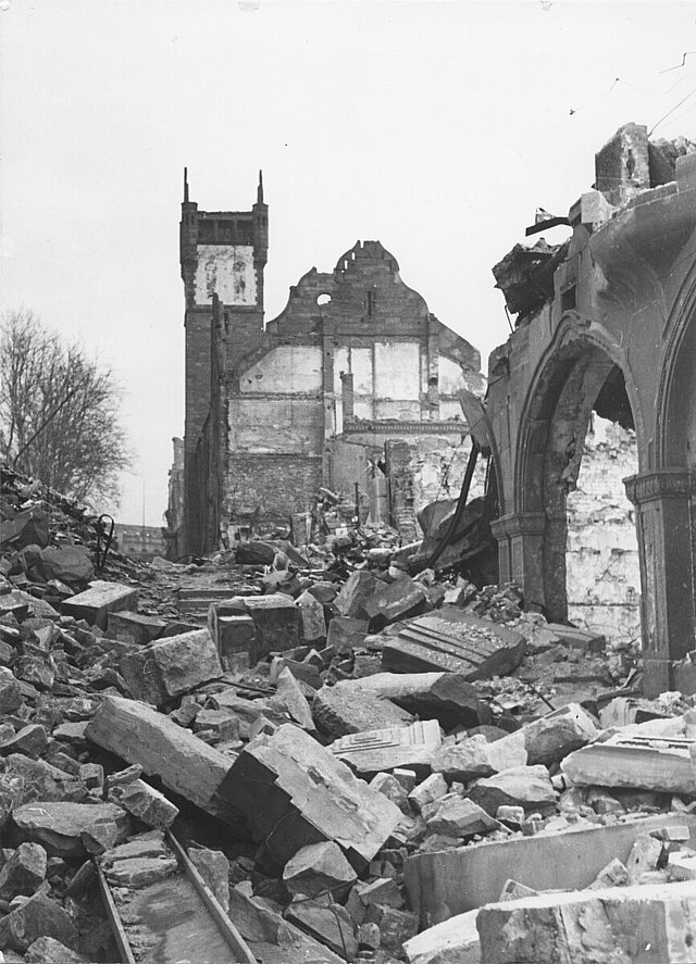 Die zerstörte Bahnhofstraße mit der Ruine des Bezirksamts 1945  - copyright:Stadtarchiv Pforzheim