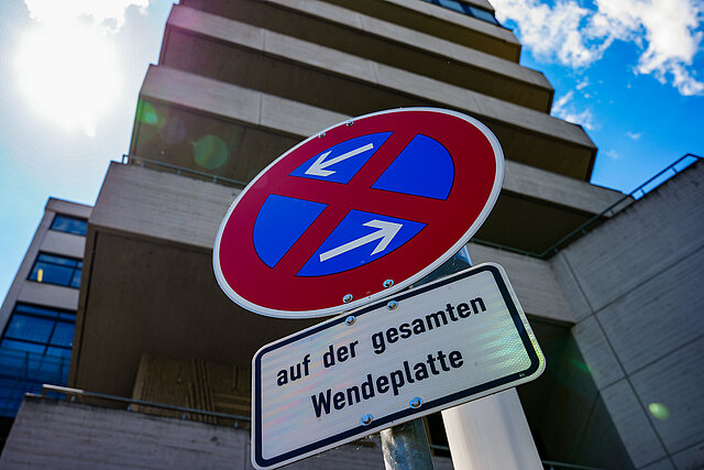 Farbfoto: Parkverbotsschild