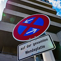 Farbfoto: Parkverbotsschild