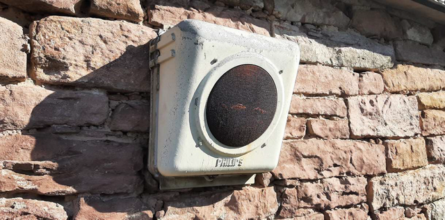 Farbfoto: Die Ortsrufanlage an der Wand - copyright:denk mal!-Tour Hohenwart