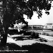 Black and white photo: The Davosweg on the Nagold in 1931, with the Kallhardt Bridge (then still the Hindenburg Bridge) in the background. - copyright:Stadtarchiv Pforzheim – Institut für Stadtgeschichte, S1-8-Davosweg-R-3