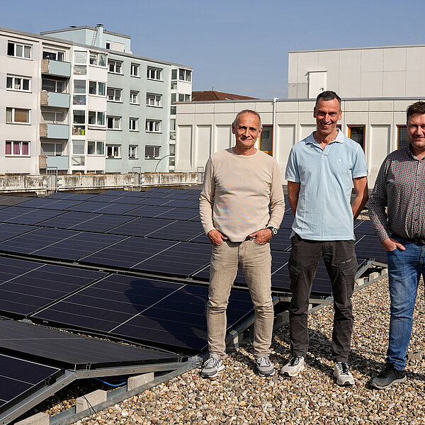 Rainer Störzenecker, Sachgebietsleitung Technische Gebäudeausrüstung im Gebäudemanagement, Stephan Bürkle, Feuerwehr Pforzheim und Jan Kühner, Projektleiter der technischen Gebäudeausrüstung stehen auf dem Dach der Hauptfeuerwache in Pforzheim vor der neu errichteten Photovoltaikanlage. - Copyright: Stadt Pforzheim