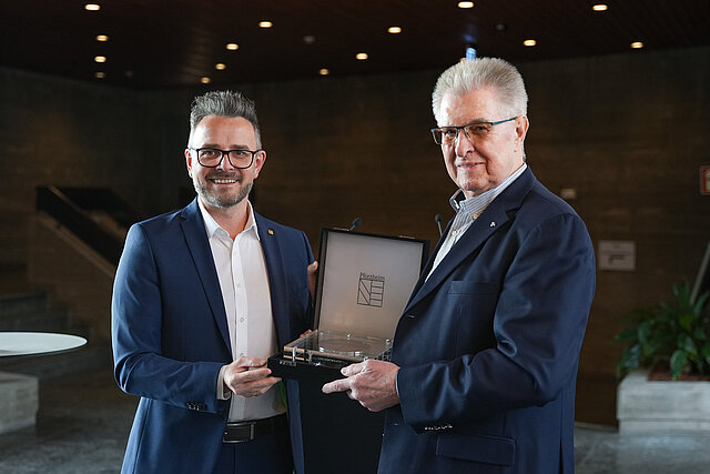 Farbfoto: OB Boch und Hans Mann bei Übergabe der Portus Medaille