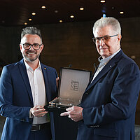 Farbfoto: OB Boch und Hans Mann bei Übergabe der Portus Medaille