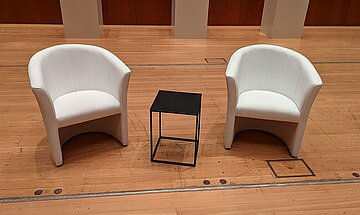 Ansicht: Sessel und Beistelltischchen auf Bühne im Großen Saal