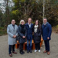 Gruppenbild mit OB Boch und, Umweltbürgermeister Volle und der Familie von Markus Haller, vor der zu seinem Gedenken gepflanzten Eiche 