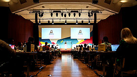 Ansicht Großer Saal im CCP beim Bundeskongress der Jungen Liberalen mit Blick auf die Bühne mit einer Sprecherin