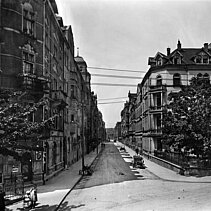 Schwarz-Weiß-Foto: Mehrgeschossige Stadthäuser vom Ende des 19. Jahrhunderts in der Zähringerallee. Aufnahme um 1912. - copyright:Stadtarchiv Pforzheim – Institut für Stadtgeschichte, S1-8-Kronprinzenstraße-R-3