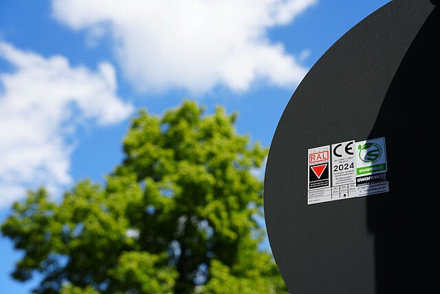 Farbfoto: Rückseite eines Straßenschilds