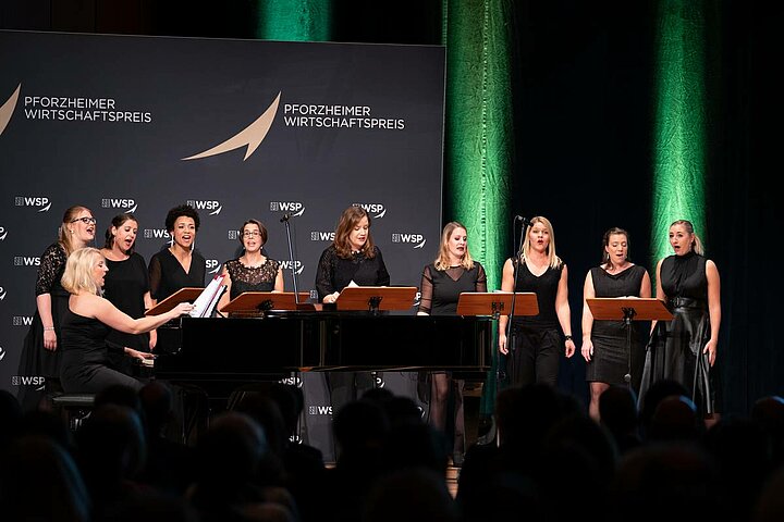 Das Vokalensemble „Herztöne“ bei ihrem Auftritt während des Wirtschaftspreises 2019
