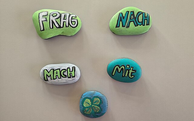 Frag nach - Mach mit! Steine mit der Aufschrift: "Frag nach, Mach mit!" - copyright:Stadt Pforzheim