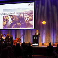 Auf dem Bild ist Oberbürgermeister Peter Boch bei seiner Rede auf dem Neujahrsempfang zu sehen.