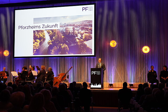 Auf dem Bild ist Oberbürgermeister Peter Boch bei seiner Rede auf dem Neujahrsempfang zu sehen.