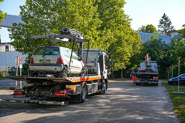 Farbfoto: Abschleppwagen mit aufgeladenem Kleinwagen