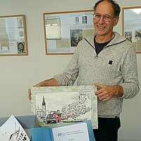 Gerald Manz mit seinen Karikaturen