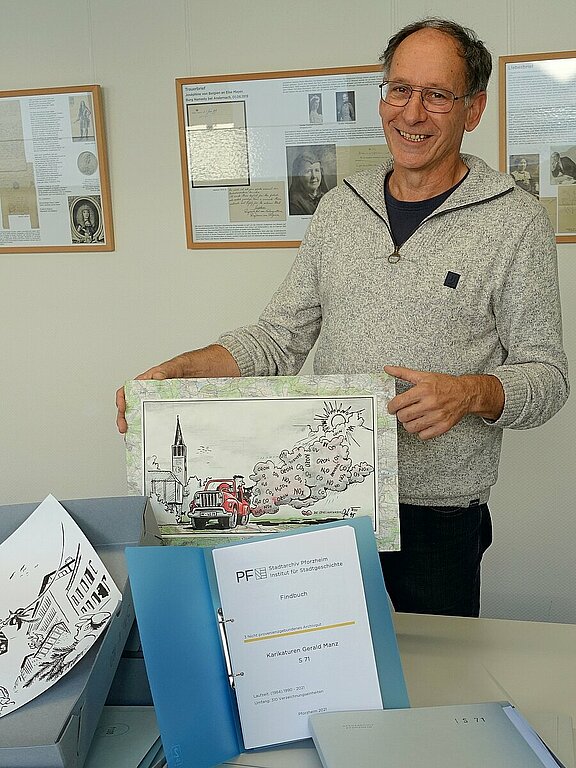 Gerald Manz mit seinen Karikaturen
