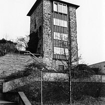 Foto: Südöstlich der Schloßkirche erhebt sich der Leitgastturm, der letzte Wehrturm der mittelalterlichen Stadtbefestigung - copyright:Stadtarchiv Pforzheim – Institut für Stadtgeschichte S1-14-12-G-5
