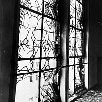 Schwarz-weiß Fotografie: 1938: Die zerstörte und geplünderte Synagoge am Morgen nach der Reichspogromnacht am 9. November. - copyright:Stadtarchiv Pforzheim - Institut für Stadtgeschichte, S1-4-44-0-S-3