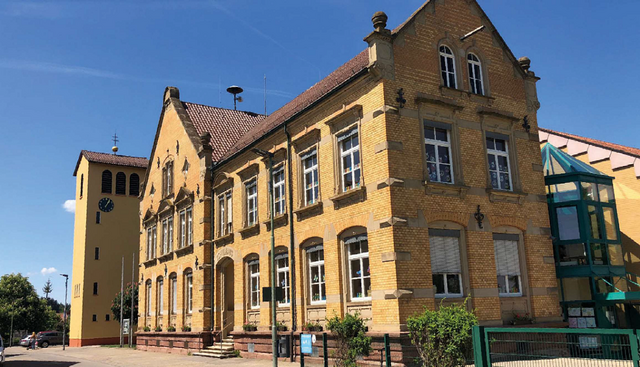 Außenansicht des Rat- und Schulhauses in Hohenwart, Farbfotografie - copyright:denk mal!-Tour Hohenwart