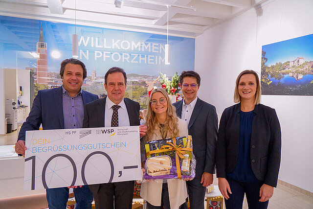 Freuen sich über die Ausgabe des 100. Begrüßungsgutschein für Studierende (v.l.n.r.): Axel Grehl, Leiter Presse und Öffentlichkeitsarbeit Hochschule Pforzheim, Hochschule Pforzheim-Rektor Prof. Dr. Ulrich Jautz, Studentin Annika Latza, WSP-Geschäftsbereichsleiter Wirtschaftsförderung Markus Epple und Miriam Fieser, Projektmanagerin WSP-Hochschulservice.