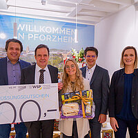 Freuen sich über die Ausgabe des 100. Begrüßungsgutschein für Studierende (v.l.n.r.): Axel Grehl, Leiter Presse und Öffentlichkeitsarbeit Hochschule Pforzheim, Hochschule Pforzheim-Rektor Prof. Dr. Ulrich Jautz, Studentin Annika Latza, WSP-Geschäftsbereichsleiter Wirtschaftsförderung Markus Epple und Miriam Fieser, Projektmanagerin WSP-Hochschulservice.