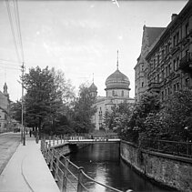 Schwarz-Weiß-Aufnahme von 1905: Die Zerrennerstraße, rechts im Bild der Mühlbach. - copyright:Stadtarchiv Pforzheim – Institut für Stadtgeschichte, S1-8-Zerrennerstraße-R-11