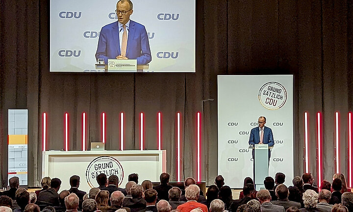 Blick auf die Bühne des Großen Saals im CongressCentrum Pforzheim mit Friedrich Merz bei der Regionalkonferenz der CDU