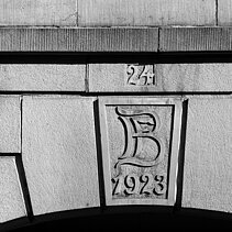 Black and white photo: Doorway of Zähringerallee 24 with the initials ‘FB’ and year of construction ‘1923’. - copyright:Stadt Pforzheim - Untere Denkmalschutzbehörde