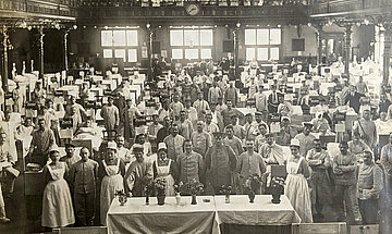 Innenansicht des Saalbaus in Pforzheim als Lazarett während des Ersten Weltkriegs 