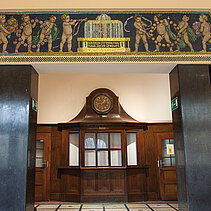 Farbfoto der Eingangshalle mit Mosaik im Jugendstil. - copyright:Fotoverlag Günter Beck