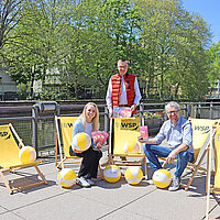 v.l. Projektleiterin Fine Weber-Sieb, WSP-Geschäftsführer Oliver Reitz und CCP-Vertriebsleiter Daniel Schuch auf Liegestühlen am Enzufer
