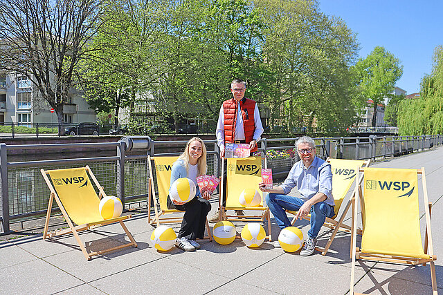 v.l. Projektleiterin Fine Weber-Sieb, WSP-Geschäftsführer Oliver Reitz und CCP-Vertriebsleiter Daniel Schuch auf Liegestühlen am Enzufer