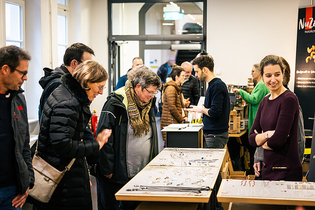 Interessierte Besucherinnen und Besucher bei einem Schmuckstand auf dem Kunstmarkt  - copyright:Indigo Pictures