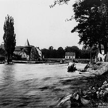 Schwarz-Weiß-Foto: Die Enz zwischen Inselvorstadt und dem Flößerviertel. - copyright:Stadtarchiv Pforzheim – Institut für Stadtgeschichte S1-10-1-II-R-34