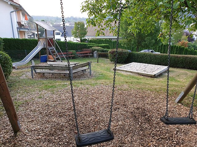 Foto: Schaukel und Rutsche vom Spielplatz Im Gaiern