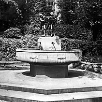 Schwarz-Weiß-Foto: Dreiflüssebrunnen im Jahr 1938. - copyright:Stadtarchiv Pforzheim – Institut für Stadtgeschichte S1-10-14-R-12, 