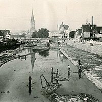 Die Enzkorrektion, hier fotografiert im Jahr 1910 mit Blick auf die Auer Brücke, war ein gewaltiges Bau- und Modernisierungsprojekt.