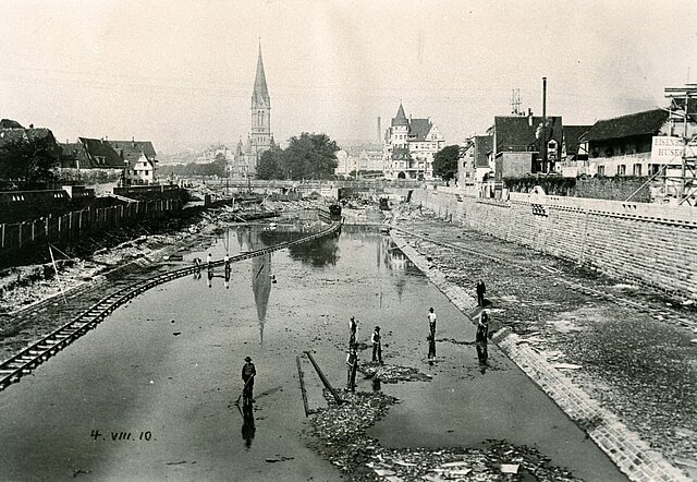 Die Enzkorrektion, hier fotografiert im Jahr 1910 mit Blick auf die Auer Brücke, war ein gewaltiges Bau- und Modernisierungsprojekt.