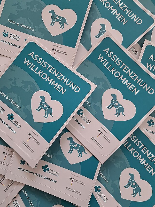 Aufkleber Assistenzhunde Willkommen Viele Aufkleber Assistenzhunde Willkommen liegen übereinander verstreut. - copyright:Stadt Pforzheim