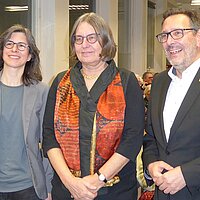 Referentin Dr. Julia von Hiller (Mitte) mit Kulturbürgermeister Tobias Volle und Archivleiterin Dr. Klara Deecke vor dem Vortrag im Stadtarchiv