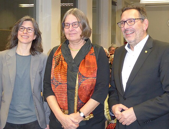 Referentin Dr. Julia von Hiller (Mitte) mit Kulturbürgermeister Tobias Volle und Archivleiterin Dr. Klara Deecke vor dem Vortrag im Stadtarchiv