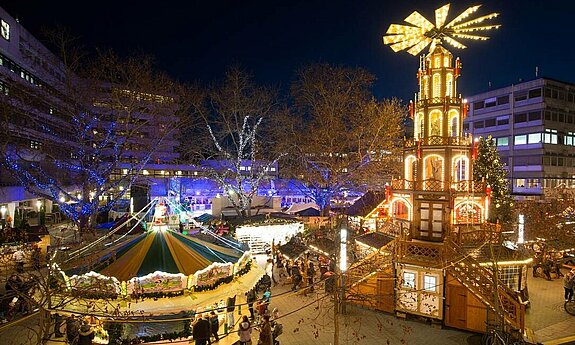 Weihnachtsmarkt in Pforzheim mit Pyramide und Karussell auf dem Marktplatz