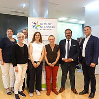 farbiges Gruppenfoto: Verantwortliche des Demenz Netzwerk Pforzheim
